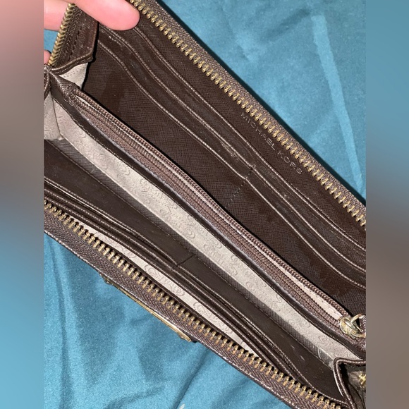 Michael Kors signature wallet - Picture 2 of 3